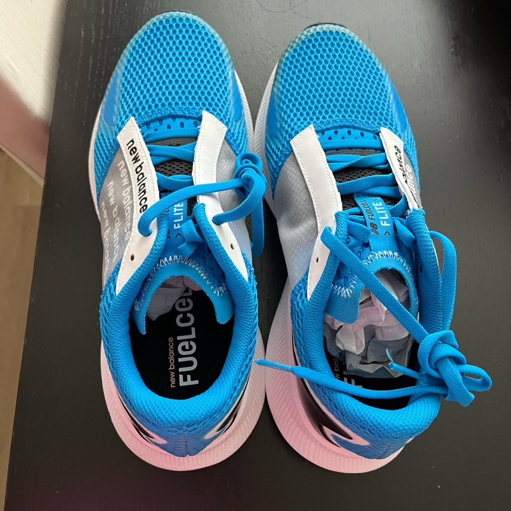 New in box men’s size 10 new balance runners